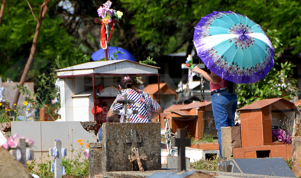 Cientos de personas conmemoran el Día de los Fieles Difuntos