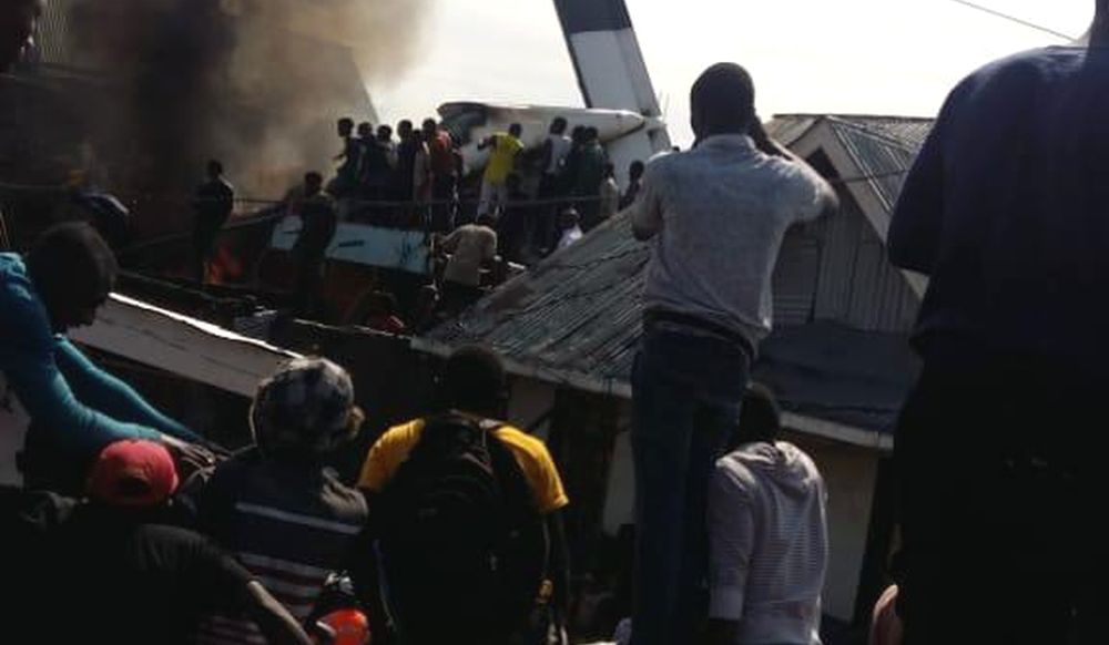Congo: cayó un avión sobre una casa y murieron todos los pasajeros
