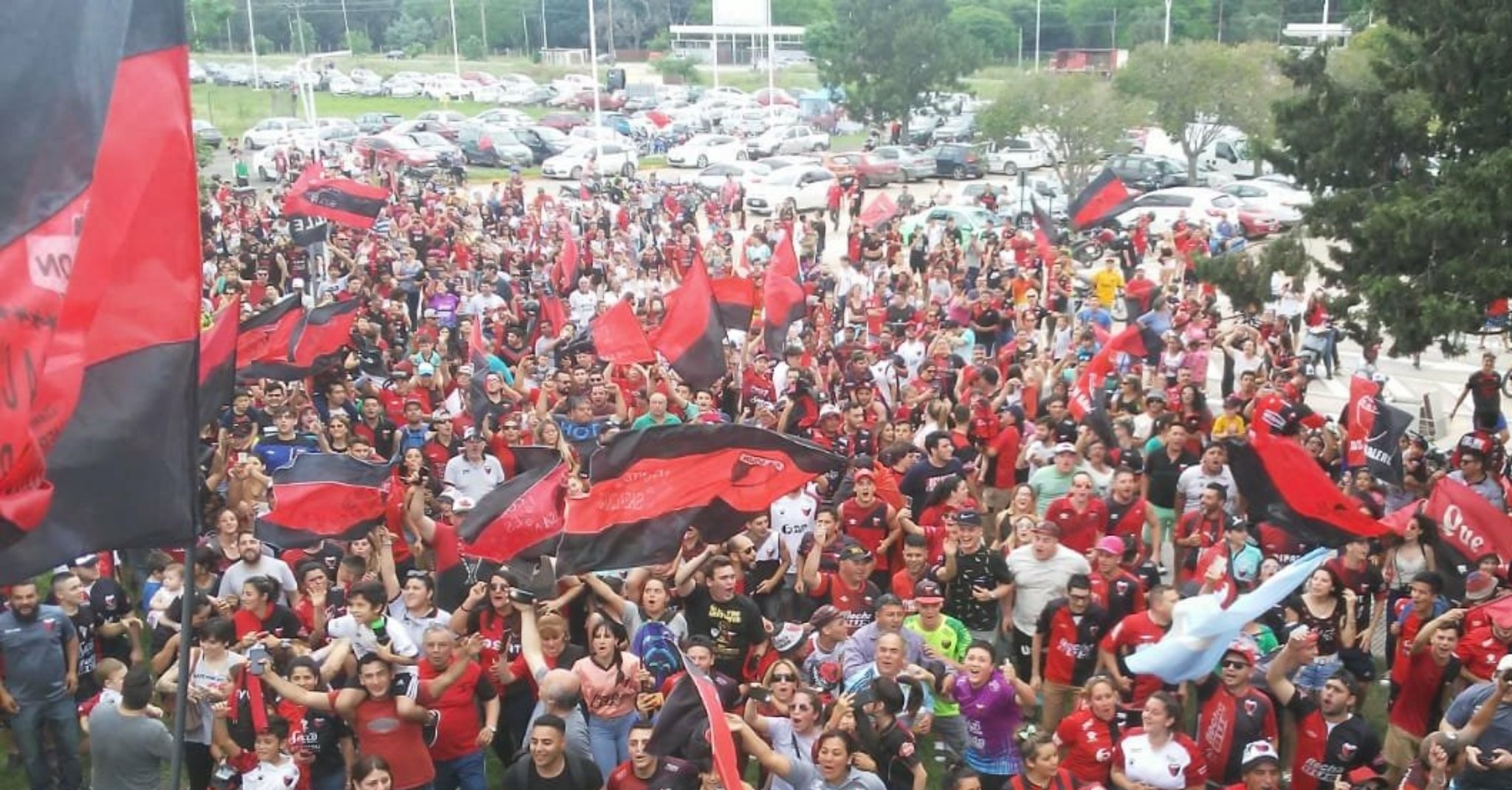 Multitudinaria despedida a Colón, previa a una final histórica