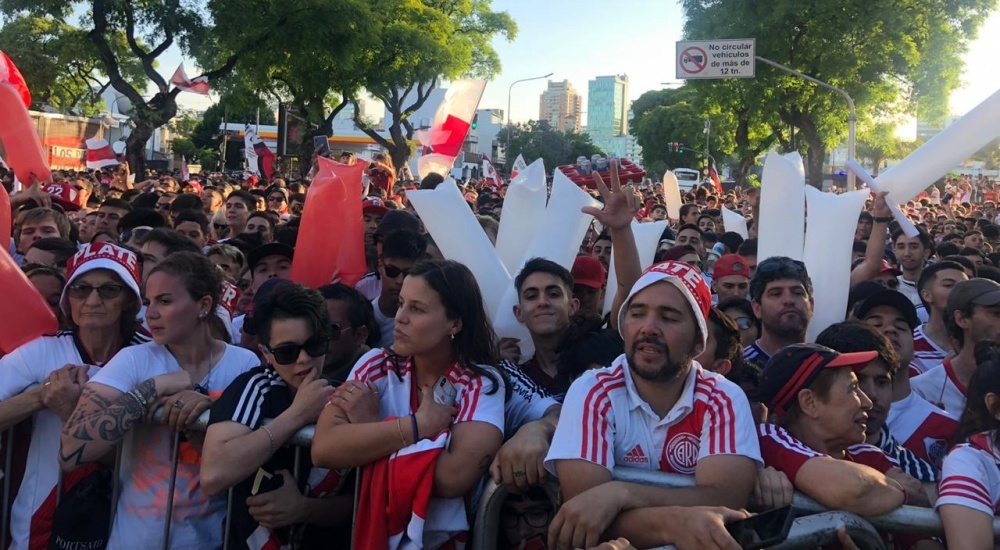 Más de ocho mil hinchas recibieron al plantel de River en el Monumental