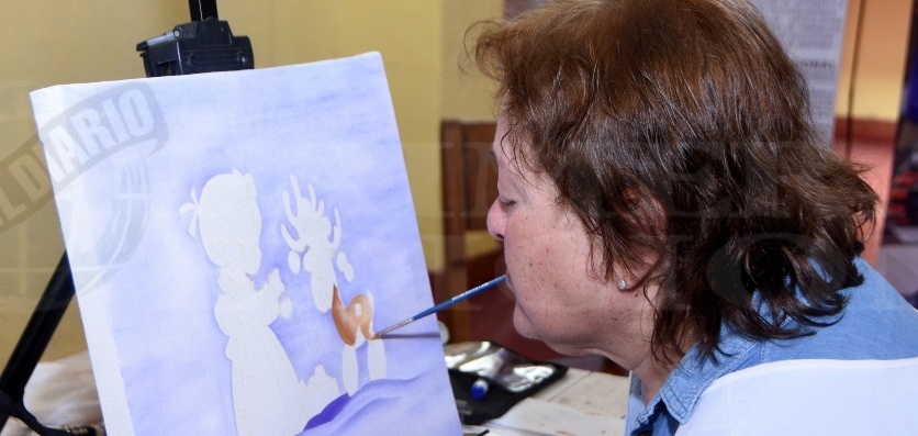 Pintores con la boca y con el pie llevan su mensaje de superación