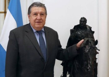 Puerta en Buenos Aires pero sigue en el cargo