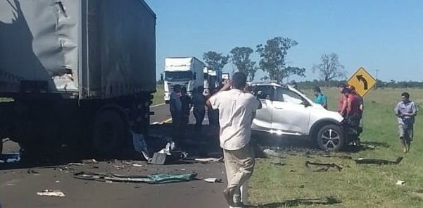 Familia muere en el acto en choque frontal en la ruta 14