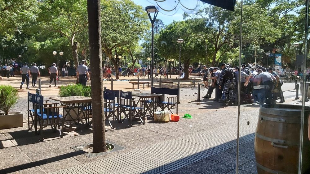 Tensión por enfrentamientos entre manifestantes y policías en la plaza 9 de Julio