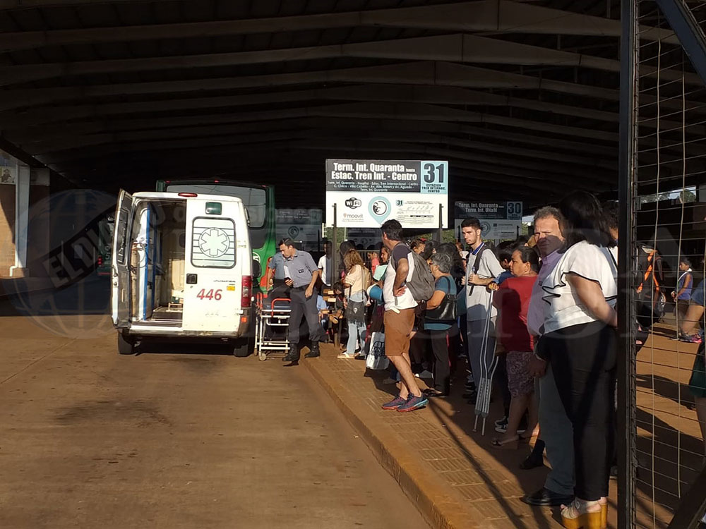 Mujer herida al ser atropellada por un colectivo en terminal de Transferencia