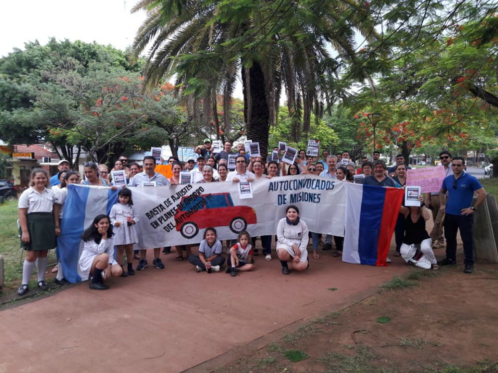 Ahorristas realizaron abrazo simbólico en el Juzgado Federal de Posadas