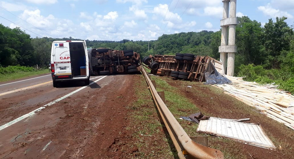 Volcó camión cargado con tirantes de pinos en Capioví