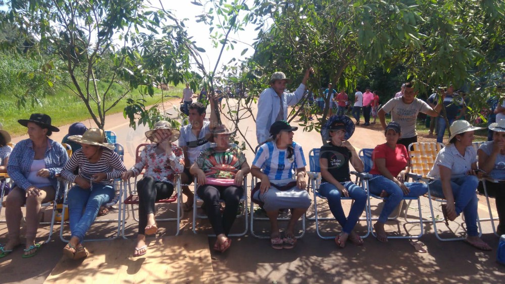Mujeres se encadenaron durante la protesta del sector tabacalero