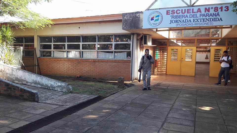 Abrazo solidario en la Escuela Nº 813 en contra del vaciamiento