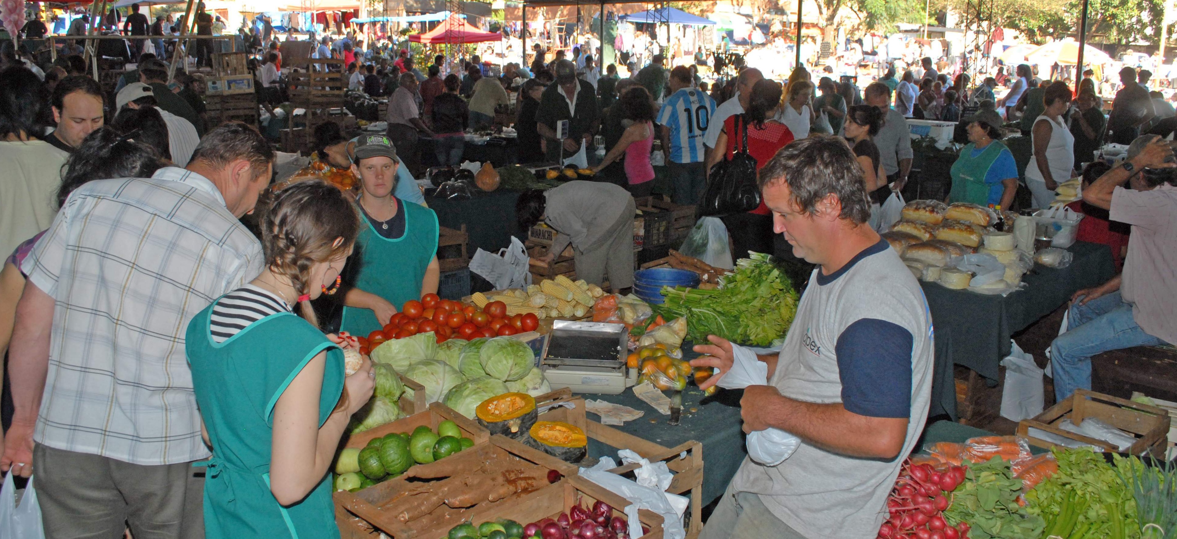 Estalló la temporada con pepinos, tomates y sandías en las ferias