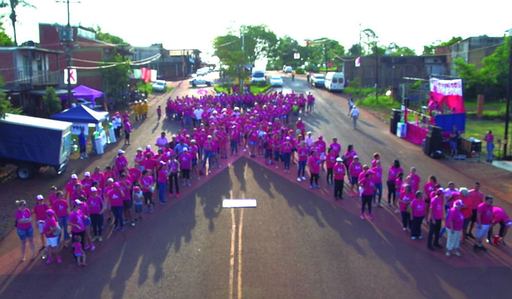 700 vecinos de Puerto Esperanza formaron un lazo rosa
