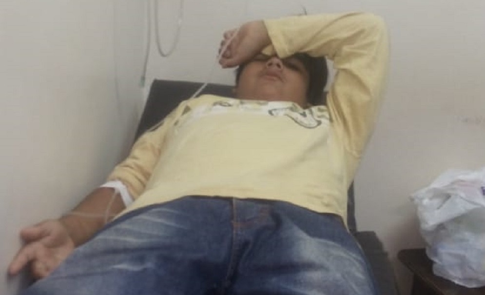 Padece una rara enfermedad y necesita muleta nuevas para caminar