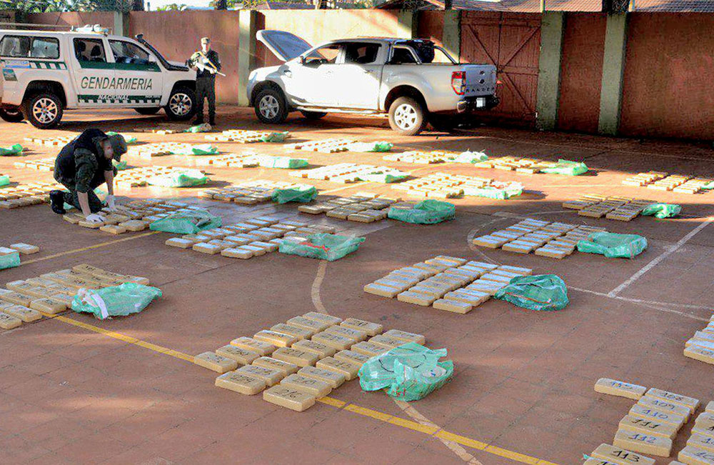 Narco abandona camioneta con más de 600 kilos de marihuana