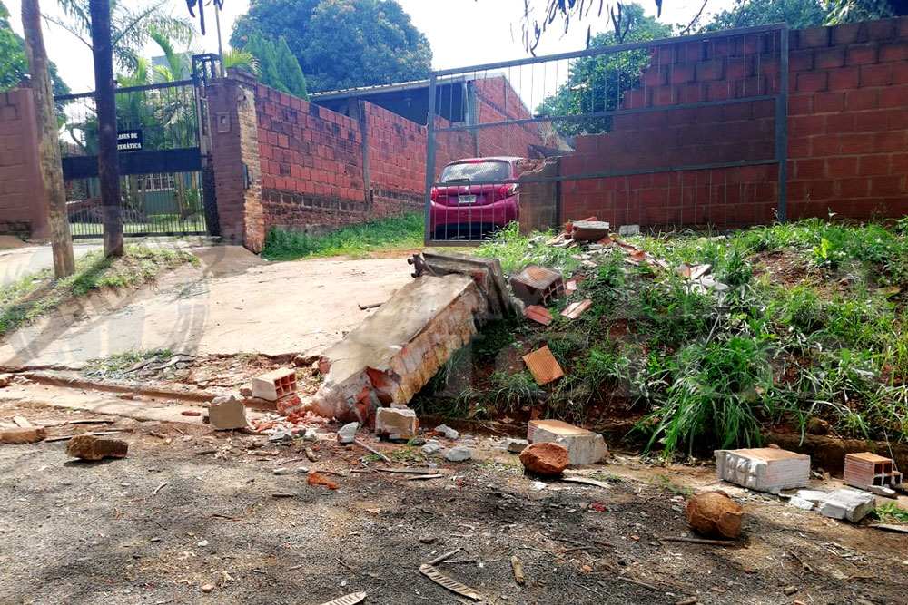 Mujer muere tras ser aplastada por un muro