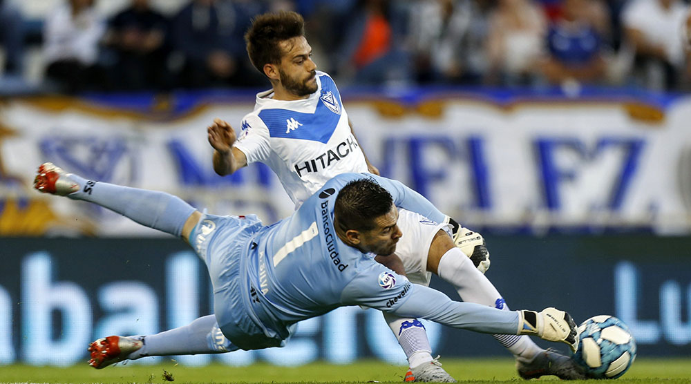 Vélez bajó la marcha y apenas logró un empate con Huracán