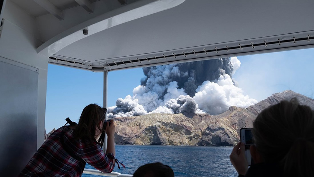 Erupción de un volcán en Nueva Zelanda deja al menos cinco muertos