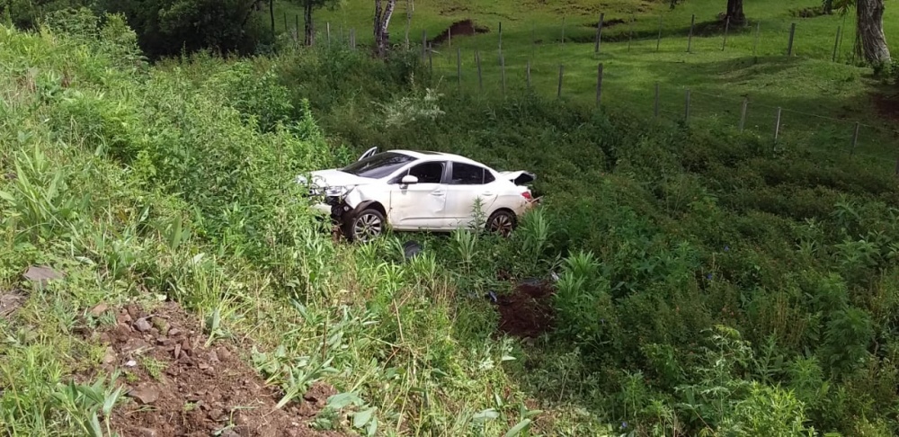 Despiste y vuelco en la ruta 103 dejó daños materiales