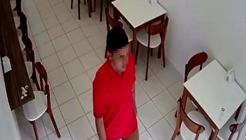 “EL AXEL”. Cámara de seguridad de una heladería captó su rostro el sábado pasado antes de asaltar a la empleada.