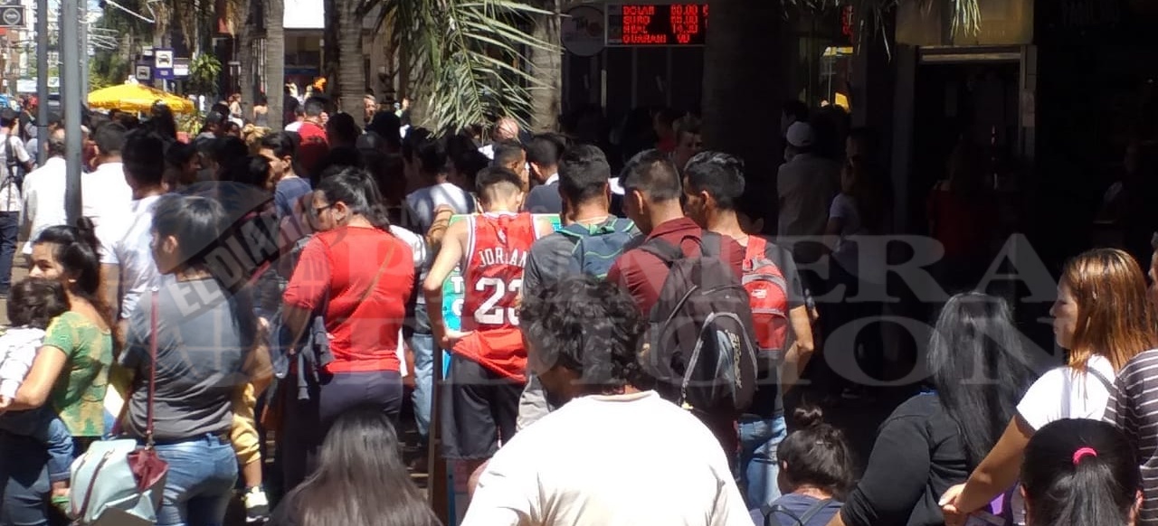 Largas filas en las casas de cambio en Posadas