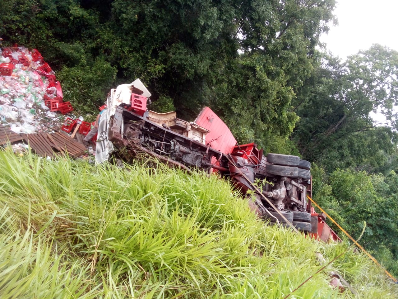 Un hombre fue hospitalizado tras despistar con un camión en la ruta 4