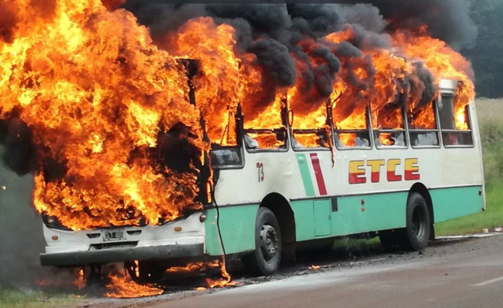 Ardió un colectivo interurbano en la ruta 17