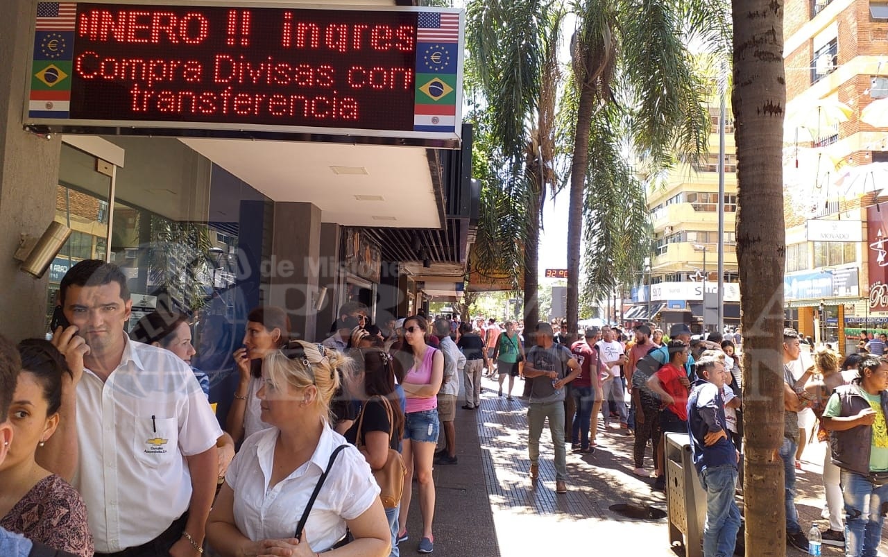 Largas filas en las casas de cambio en Posadas