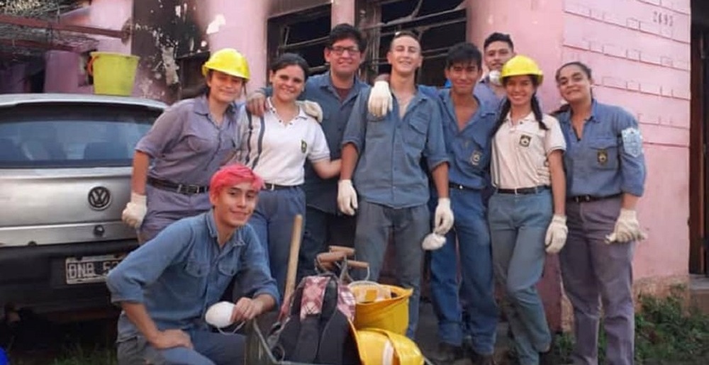 Alumnos de la EPET 1 asistieron a familia  que perdió todo en un incendio