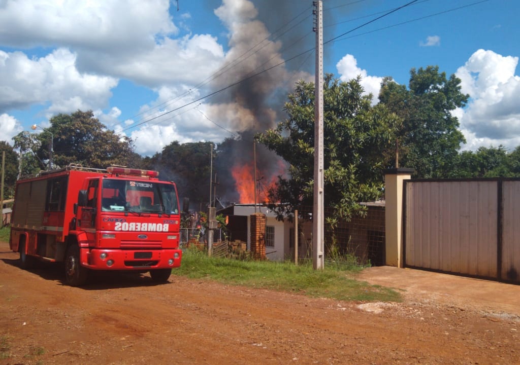 Las llamas dejaron sin vivienda a una familia obereña