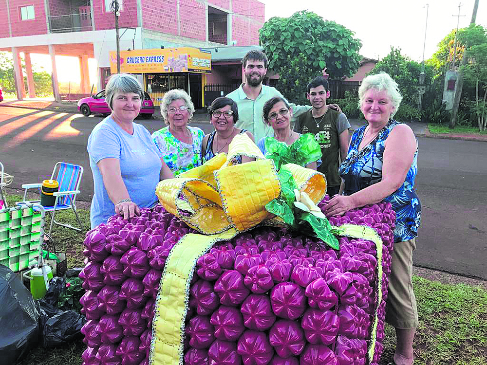Árboles navideños con mensajes a favor del ambiente