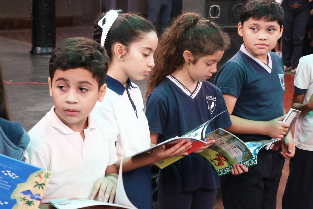 Primeros libros en manos de los Pequeños Grandes Lectores