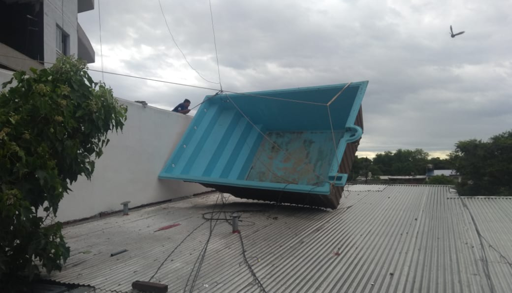 Le “cayó del cielo” una pileta sobre su departamento