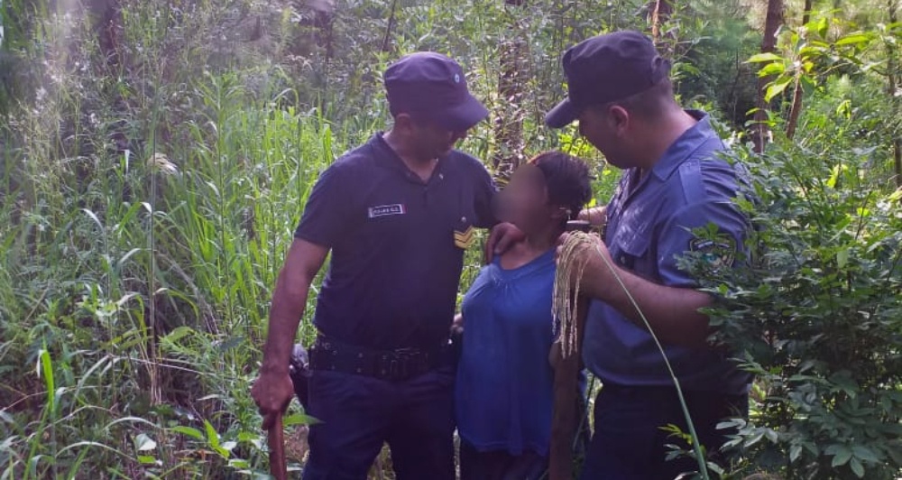 Policías asistieron a una mujer que se extravió en un monte