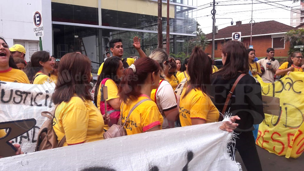 Promotores de salud rechazan la remoción de su coordinadora