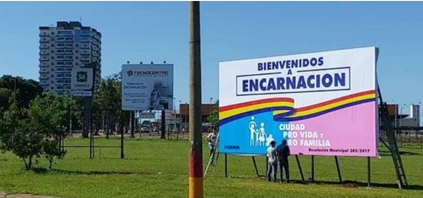 Luego del vandalismo, renovaron los carteles “profamilia” en Encarnación