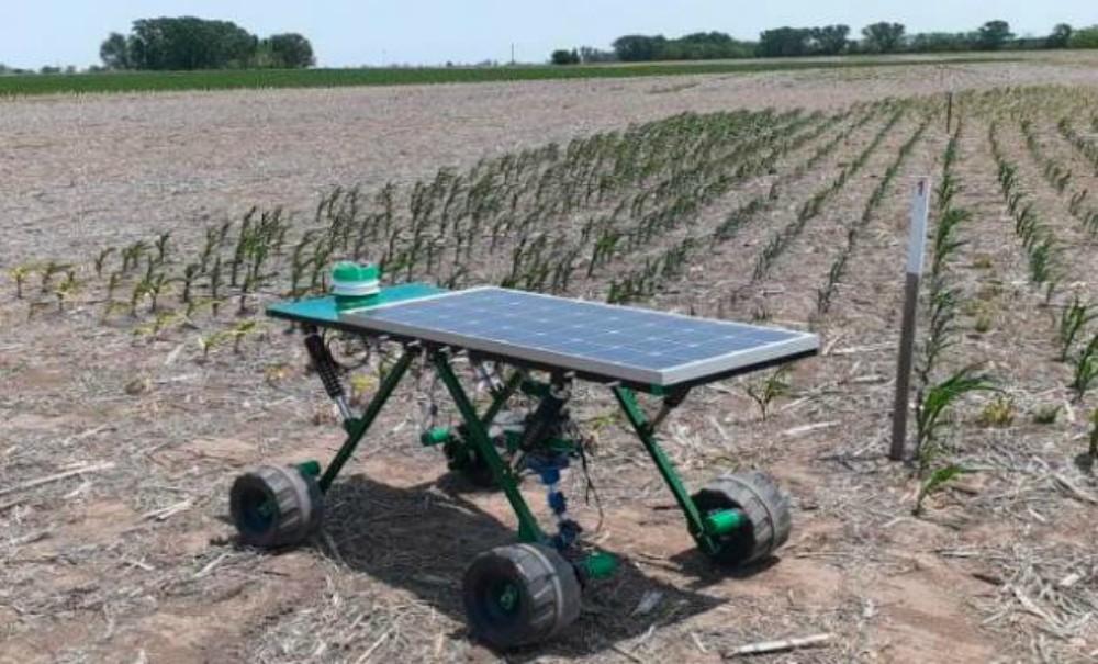 Controlan malezas con robot a base de energía solar