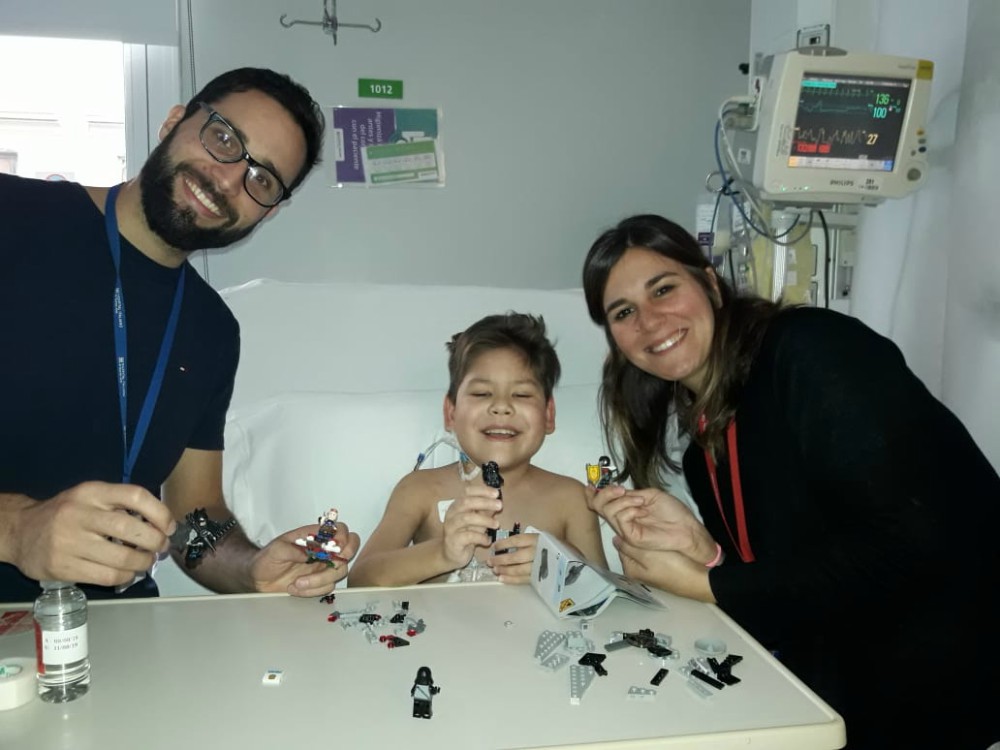SIN BAJAR LOS BRAZOS. Santi con sus pediatras, dias después del complicado transplante de intestinos.