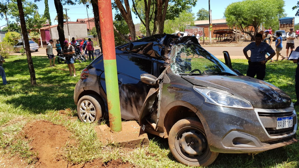 Un hombre falleció tras impactar contra una jirafa de luz