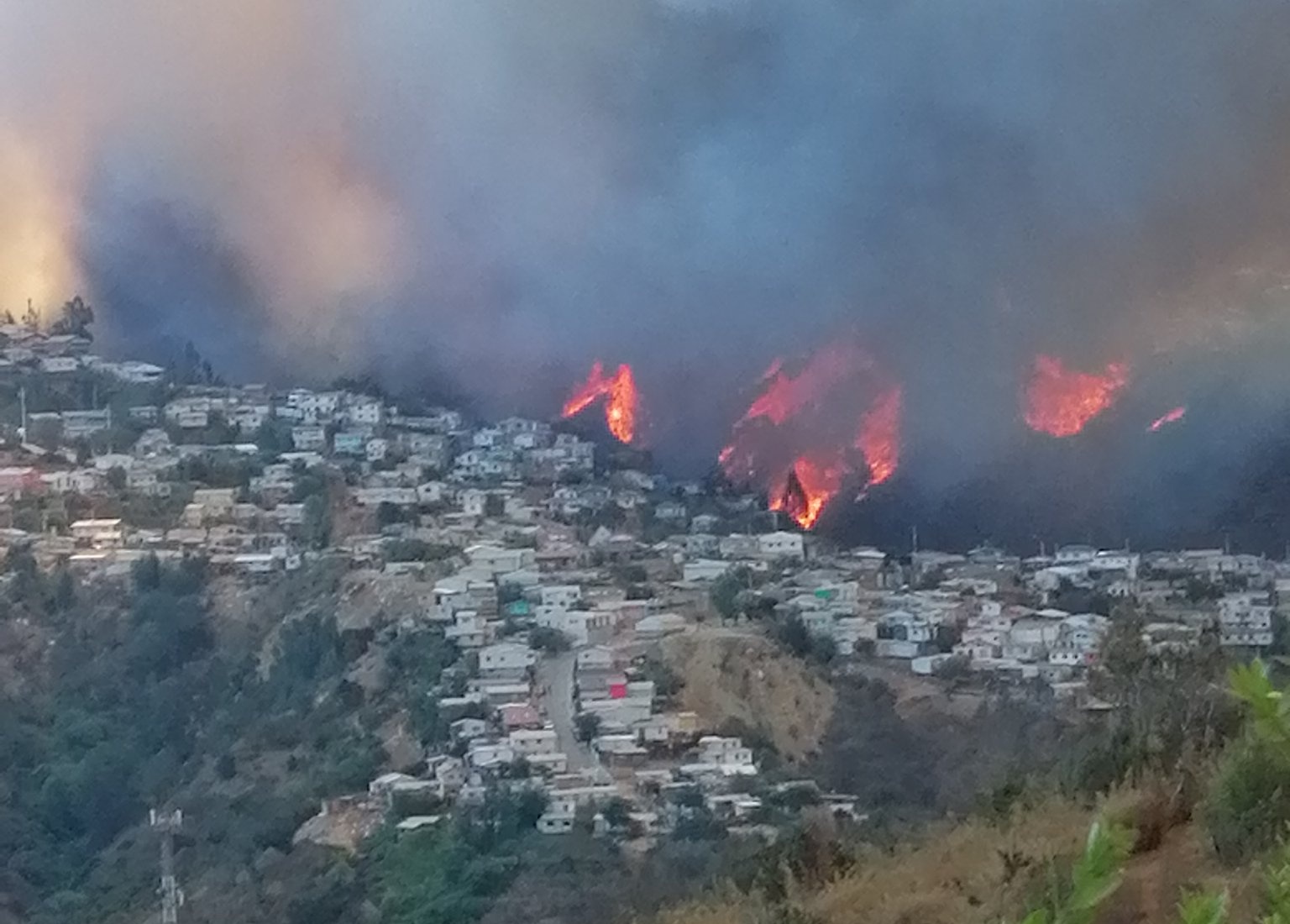 Un voraz incendio consumió unas 200 casas en Chile