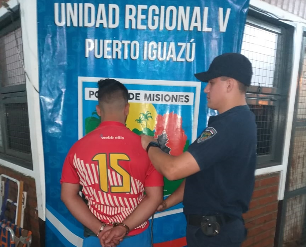 Embistió a una agente en un control