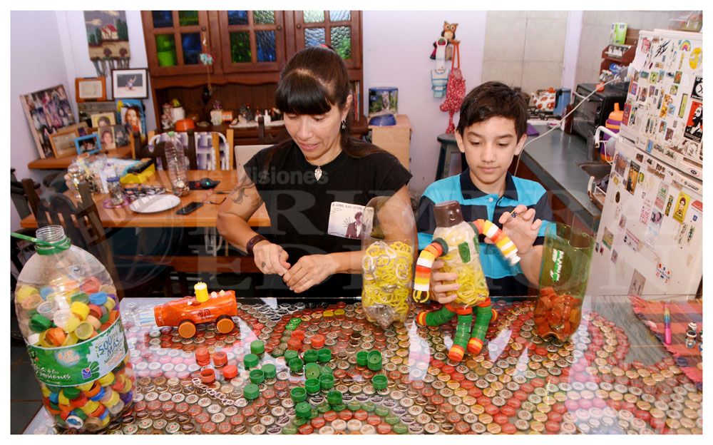 Juguetes de tapitas, un recreo al dolor