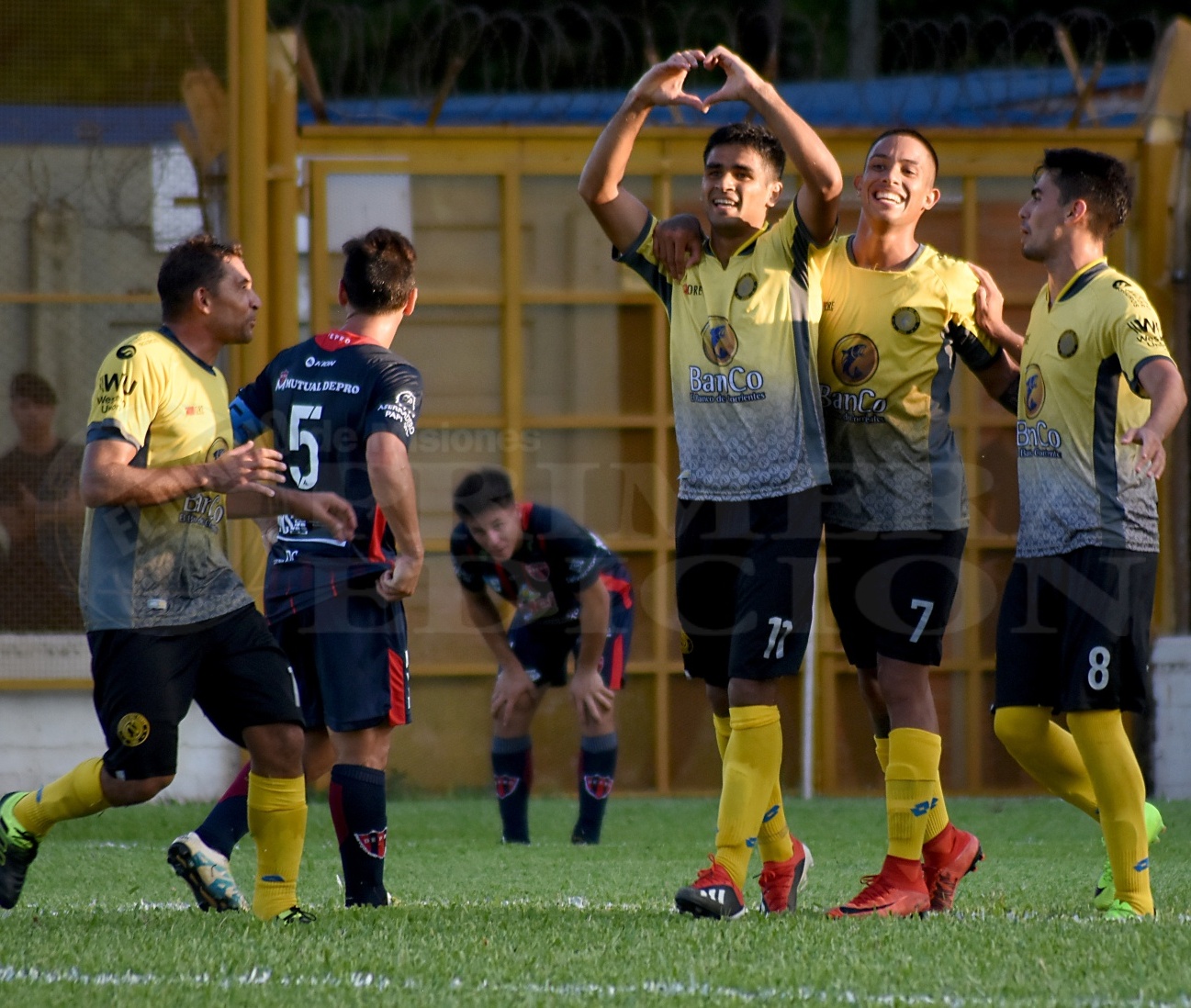 Crucero se tomó revancha y sumó de a tres