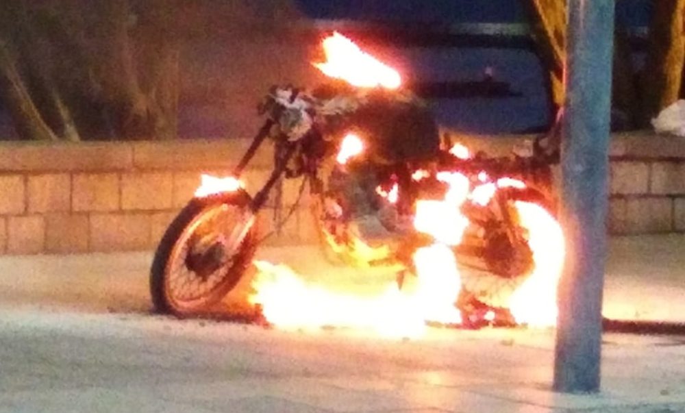 Joven prendió fuego su moto para evitar que la secuestren en un control policial