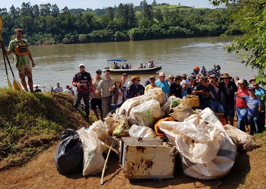 DE TODO. El río recibe residuos procedentes de arroyos urbanos.