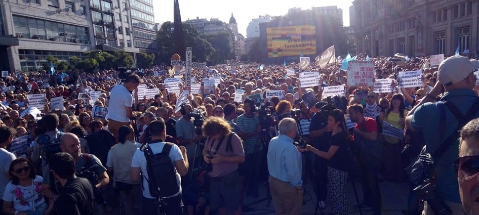 Nisman: Con críticas al Gobierno, se realizó un acto en Plaza Vaticano