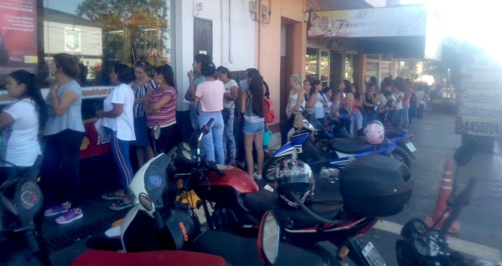 Extensa fila para cubrir tres puestos de trabajo