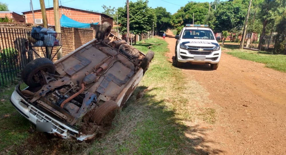 Despistó, volcó su auto y se fugó del lugar