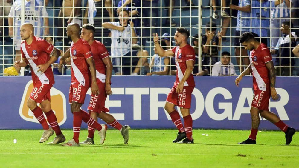 Argentinos ganó en Tucumán y no se baja de la pelea por el título