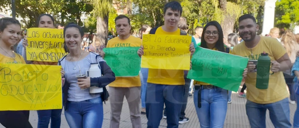 Universitarios realizaron una sentada por el BEG en la plaza 9 de Julio