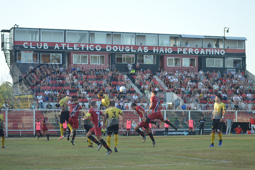 Crucero cayó ante Douglas y se aleja de los puestos de clasificación