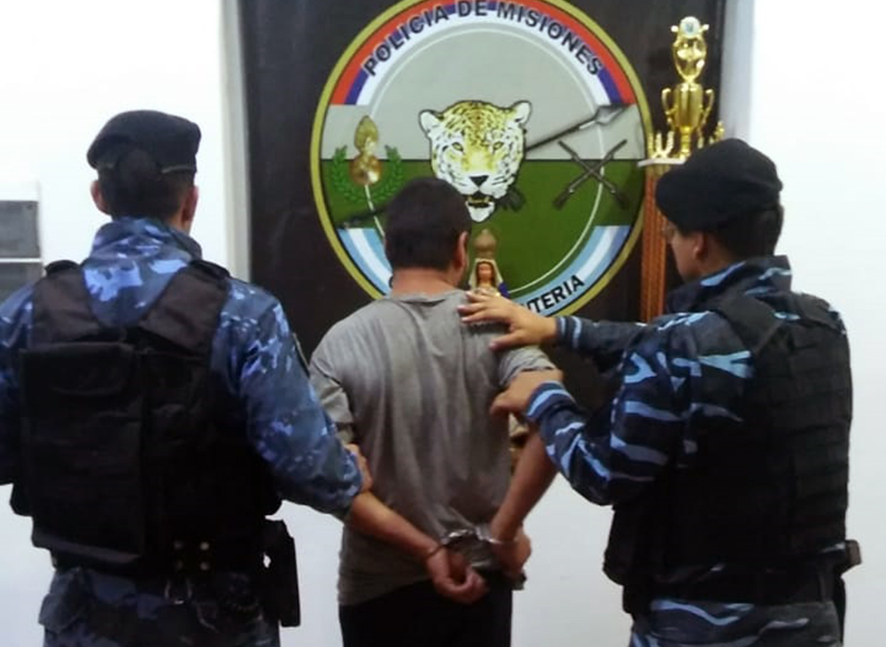 Detuvieron a un hombre mientras intentaba robar en un auto